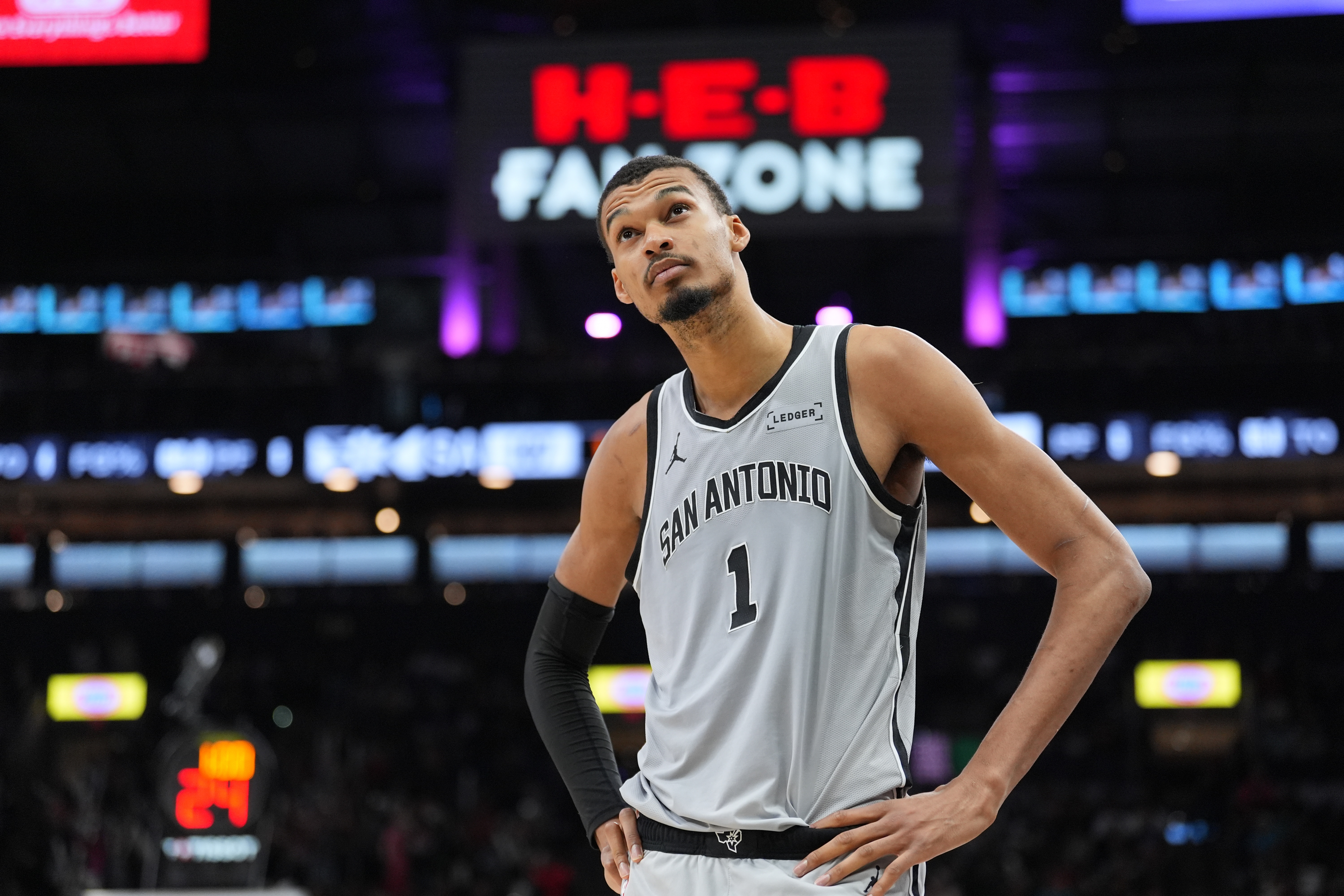 开云登录入口-赛后在技术台干嘛？文班：他们修正了我的数据 漏了我一次盖帽